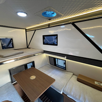 Camper de luxe escamotable pour pick-up avec toit extensible, cuisine, coin repas et lit pour le camping en tout-terrain
