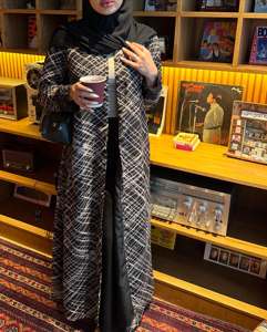 Hafizah Nova Abaya Longa Cardigã com Punho de Renda e Padrão Rachado Preto e Branco Atacado - Product Image 2