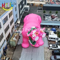 Modèle de vache gonflable géante rose, mascotte mignonne de dessin animé avec lunettes et fleurs pour événements sur le thème de la ferme et la publicité