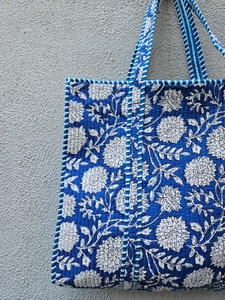 Sac fourre-tout matelassé en coton fait main de qualité supérieure, imprimé floral bleu, réversible, sac à main pour le shopping, cadeaux pour elle, pour femmes - Product Image 3