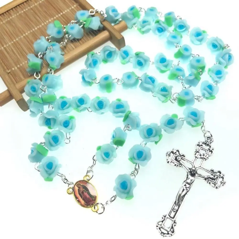 Collar de Rosario religioso con cuentas de rosa de arcilla suave azul, collar de cruz de Jesús, Centro de Rosario de Guadalupe virgen dorada