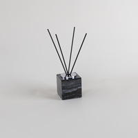 Diffuseur de parfum en marbre naturel avec logo personnalisé STONEKOCC, design minimaliste, parfums variés longue durée