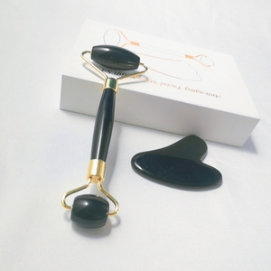 Tenu dans la main Obsidienne Noire Naturelle Rouleau En Forme De Coeur Gua Sha Grattoir <span class=keywords><strong>Masseur</strong></span> Outil - Product Image 3