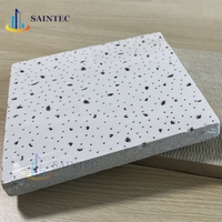 Dalles de plafond acoustiques carrées artistiques modernes, imperméables, ignifuges, isolantes thermiquement, fausses dalles suspendues en fibres minérales, blanches