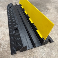 Protector de Cables de Goma de Alta Resistencia de 2 Canales, 100x35x6.5cm, Negro, para Eventos al Aire Libre y Carreteras de Tráfico