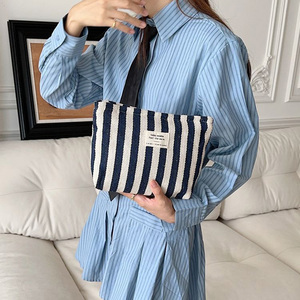 Vente en gros d'accessoires de voyage portables en toile rayée Stockage pour femmes Fermeture à glissière Logo personnalisé Pochette de maquillage Sac cosmétique - Product Image 5