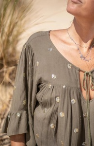 Acogedor, cómodo, hermoso, bohemio, gris, Maxi, adorno de lentejuelas, mangas con borde de volantes, decoración de encaje, trabajo, punto ecológico - Product Image 4