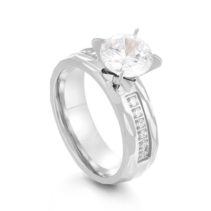 Bague de couple en acier inoxydable plaqué or 18 carats avec zircon cubique taille princesse, design de luxe, tendance et classique, vente en gros - Product Image 5