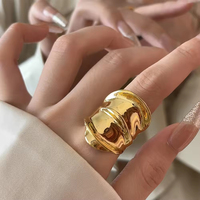 Tendance de la mode Bague à nœuds en métal plissé brillant pour femmes