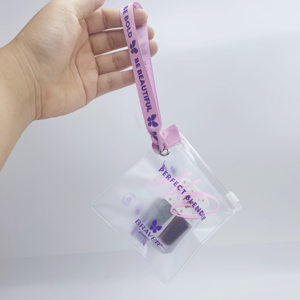 ซองซิปพลาสติก PVC แบบฝ้าพิมพ์ลายโลโก้ตามสั่ง สำหรับใส่เครื่องประดับและเครื่องสำอาง พร้อมห่วงคล้องและสายคล้องคอแบบริบบิ้นพิมพ์ลาย - Product Image 5