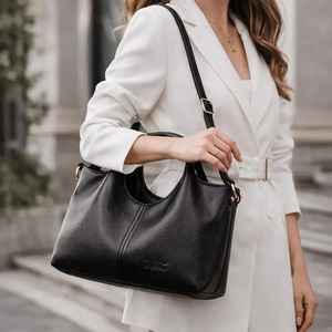 Sac à bandoulière classique en cuir pour femmes, texture douce et port confortable, disponible au prix export - Vente flash - Product Image 5