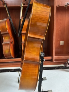 Cello artisanal 4/4 de qualité supérieure en épicéa et érable massifs, prêt à jouer, verni, avec dos et flancs flammés - Product Image 3