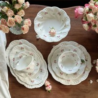 Service de vaisselle en céramique style rétro français, motif rose embossé, comprenant assiettes, tasses à café et assiettes à dessert, compatible micro-ondes