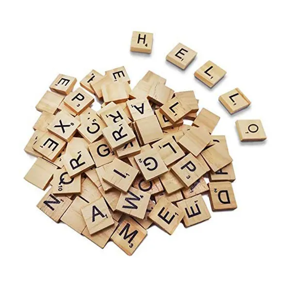 単語スペルゲーム用の木製の黒い文字と数字のピースの100個のアルファベットタイル