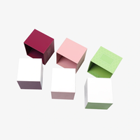 Boîtes cadeaux carrées multicolores en deux parties avec éléments thème personnalisables pour l'emballage de tous les types de cadeaux quotidiens