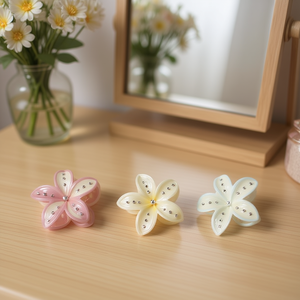 Fermaglio per capelli a pinza con strass Frangipani 8 cm con cappuccio - Product Image 2