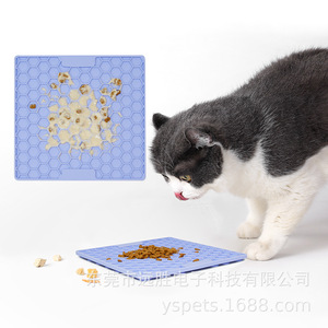 Alfombrilla de silicona para lamer Spot Pet, 200x200mm, de calidad alimentaria, para alimentación lenta de gatos y perros, diseño de rejilla cuadrada - Product Image 1