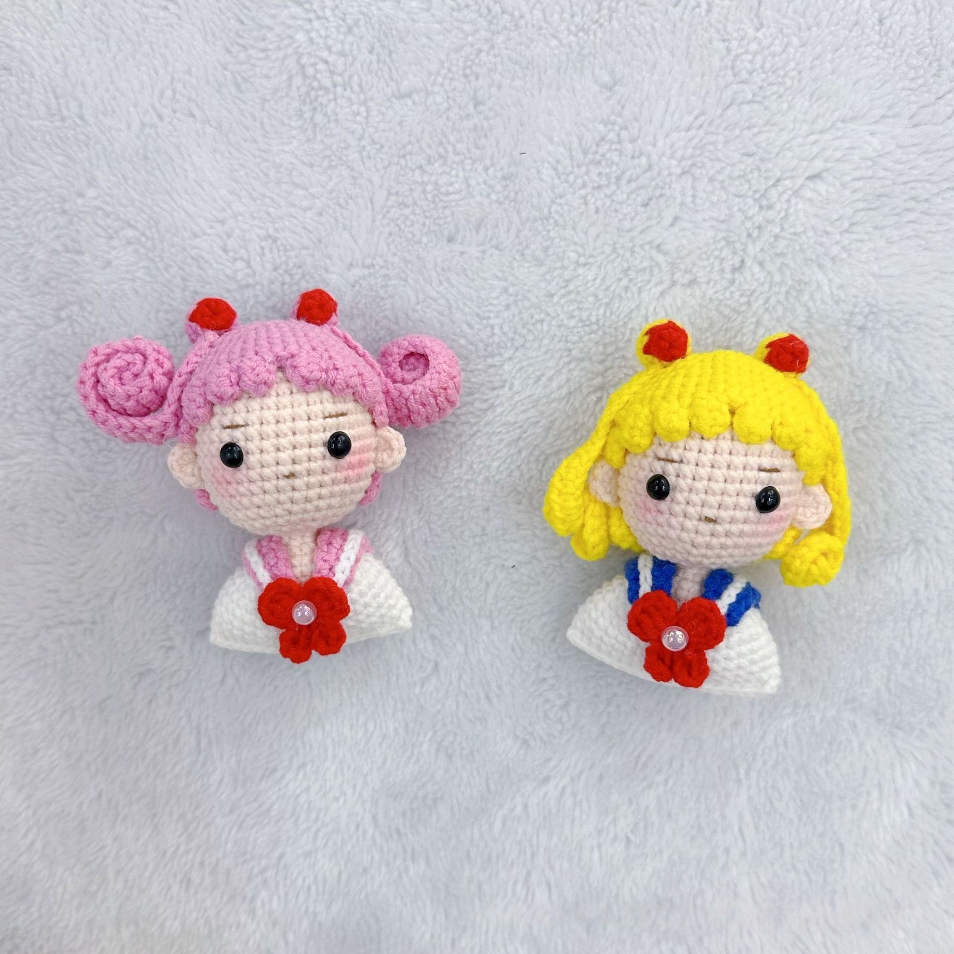 Belle poupée - Prix unique - Hauteur 8,5 cm - Rose et jaune
