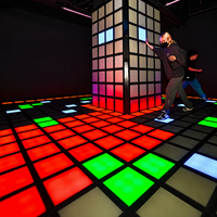 Jeu de danse interactif sur sol lumineux LED pour salle de jeu, activité de team building et escape game, avec grille de pixels super active 30x30cm, thème 'Le sol est en lave'