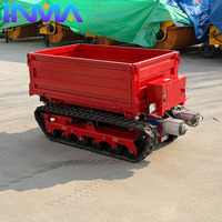 Véhicule chenillé électrique à benne basculante rouge, avec chenilles en caoutchouc résistantes à l'usure, pour la manutention de matériaux agricoles