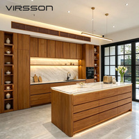 Ensemble d'armoires de cuisine de luxe en chêne avec crédence en marbre, étagères à éclairage LED, décor Tulip, four intégré, sur mesure