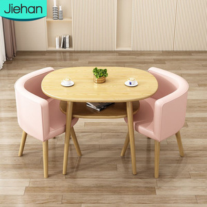 Hotel Sala de estar Muebles de oficina Diseño nórdico Moderno Simple Comedor de madera natural Juego de mesa blanca con 2 sillas de cuero - Product Image 1