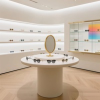 Présentoir Optique Moderne Blanc Courbé de Luxe avec Éclairage LED, Vitrine à Lunettes à Niveaux pour Magasin de Détail et Showroom