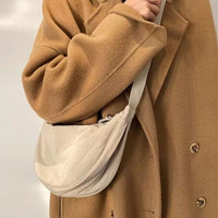 Mode Nylon vente chaude sangle réglable boulette forme sac décontracté croissant demi-lune voyage bandoulière sac à bandoulière pour femmes hommes