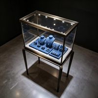 Maßgefertigte Boden-Schmuckvitrine Antiker Bronzerahmen Klarglas-Vitrine LED-Beleuchtung Einzelhandelsgeschäft Einkaufszentrum