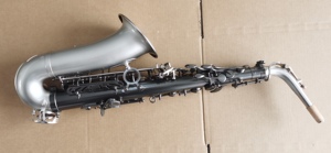 Saxophone alto Mi bémol Eastern Music, corps nickelé noir mat, avec coussinets et ressorts italiens - Product Image 4