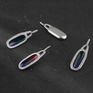 Estos pendientes presentan un marco ovalado de resina con incrustaciones de circonitas cúbicas que combinan un diseño moderno con un brillo clásico. - Product Image 5