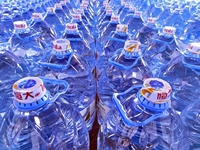 Machine de remplissage d'eau électrique pour fûts de 3 et 5 gallons, intégrée à la machine de mise en conserve et de bouchage pour eau purifiée en fûts