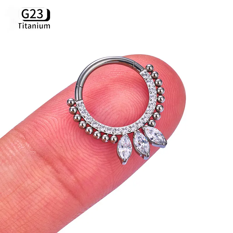 G23 Titanium Scharnier-Segment-Hoop-Ring silber plattiert Septum Nase-Ring Klicker Nase Piercing mit 3 Zirkonen
