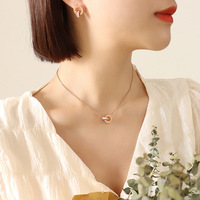 Parure de bijoux pour femme en acier inoxydable plaqué or 18 carats, non décolorable, avec boucles d'oreilles et collier double boucle en zircon, style romain audacieux