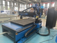 Machine de fraisage CNC simple à changement d'outil automatique 1325, contrôlée par PLC Syntec, pour la fabrication de portes d'armoires de cuisine et le traitement du mobilier