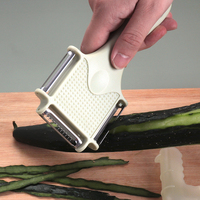 5-in-1 multifunctionele keukenhulp met antislip handvat, handmatige fruit- en groenteschiller voor aardappelen, komkommers en meer.