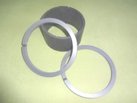 El compresor de pistón sin aceite está equipado con anillos de pistón y anillos guía de Peek reforzados con carburo de silicio.