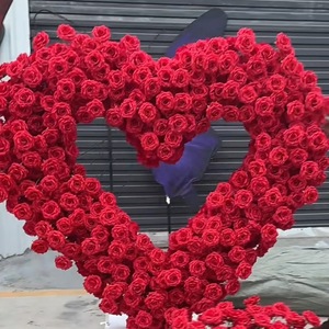 Arche de fleurs en forme de cœur rouge de haute qualité avec fond rouge en fleurs fraîches pour les événements de fête et de mariage - Product Image 1