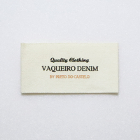 Etiqueta tejida personalizada con damasco en relieve, logotipo de silicona 3D con corte láser, etiqueta tejida de 2 cabezas para prendas de vestir, serigrafía