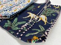 Sac fourre-tout en coton 100% fait main par Conifer, matelassé Kantha, fabriqué à partir de tissu de sari recyclé, imprimés géométriques, poignées en ruban long.