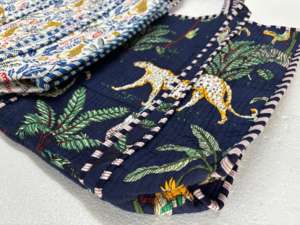 Sac fourre-tout en coton matelassé Kantha fait à la main, fabriqué à partir de tissu de sari recyclé, avec des imprimés géométriques, poignée en corde pour les voyages à la plage - Product Image 5