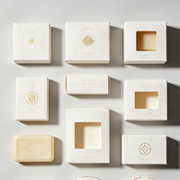 Boîte cadeau rigide en papier kraft naturel avec logo personnalisé en relief et fermeture magnétique - Emballage de luxe recyclable pour petites entreprises en gros
