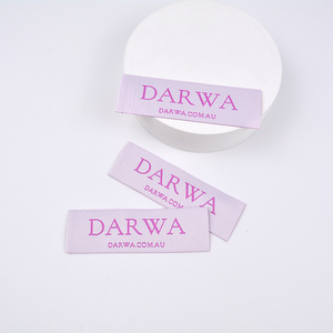 ป้ายทอสีทองแบบพับได้สั่งทำขายส่ง ลายดามัสก์<span class=keywords><strong>ค</strong></span>วามหนาแน่นสูง สำหรับเสื้อผ้าหรูห<span class=keywords><strong>ร</strong></span>า <span class=keywords><strong>ร</strong></span>ีดติดได้ พร้อมโลโก้ลายนูน หมาย<span class=keywords><strong>เลข</strong></span><span class=keywords><strong>ร</strong></span>ุ่น - Product Image 4