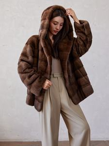 Lussuoso ed Elegante <span class=keywords><strong>Cappotto</strong></span> <span class=keywords><strong>di</strong></span> <span class=keywords><strong>Visone</strong></span> Importato <span class=keywords><strong>di</strong></span> Alta Gamma <span class=keywords><strong>con</strong></span> <span class=keywords><strong>Cappuccio</strong></span>, Lungo in Pelle <span class=keywords><strong>di</strong></span> <span class=keywords><strong>Visone</strong></span> Marrone Intera <span class=keywords><strong>con</strong></span> Cintura, <span class=keywords><strong>Cappotto</strong></span> <span class=keywords><strong>di</strong></span> <span class=keywords><strong>Visone</strong></span> da Donna - Product Image 4