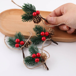 ของตกแต่งโคนต้นสนคริสต์มาสพร้อมผลเบอร์รี่สีแดงและใบไม้สีเขียวสำหรับงาน DIY งานฝีมือ อุปกรณ์ทำเครื่องประดับรูปทรงไม่สม่ำเสมอ - Product Image 1