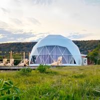 Grande tente géodésique de 6 à 25 m de diamètre, chapiteau sphérique pour exposition, concert musical et glamping en éco-resort
