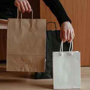 Bolsas de Compras de Papel Kraft Personalizadas con Asas, al por Mayor, para Boutique de Ropa - Product Image 1