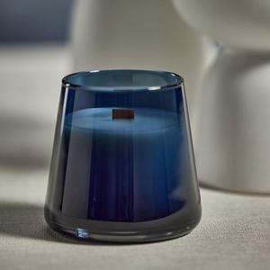 Vela Aromática Moderna de Cera de Soja en Frasco de Vidrio Gris Humo con Mecha de Madera - Product Image 5