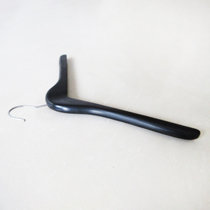 Ganchos cromados con acabado negro cóncavo de 20 mm de grosor, extragrandes, para disfraces teatrales, fabricante de perchas de madera negra - Product Image 2