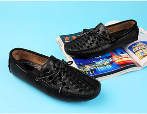 Un hombre está usando mocasines de cuero genuino con un diseño tejido, un par de zapatos planos formales de negocios, zapatos de conducir para hombre. - Product Image 3